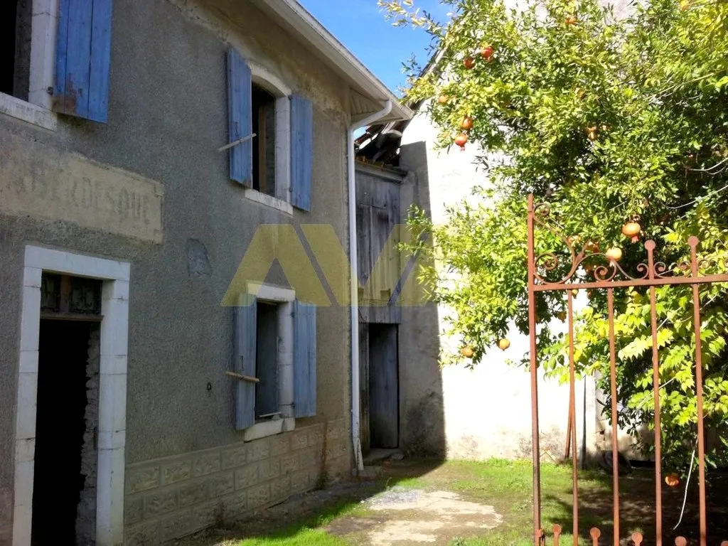 Ancienne auberge à rénover avec vue sur les Pyrénées à Navarrenx 