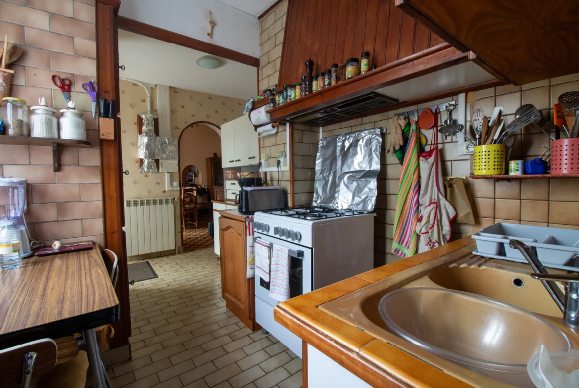 Maison à rénover à Saint-Savinien avec jardin et garage 