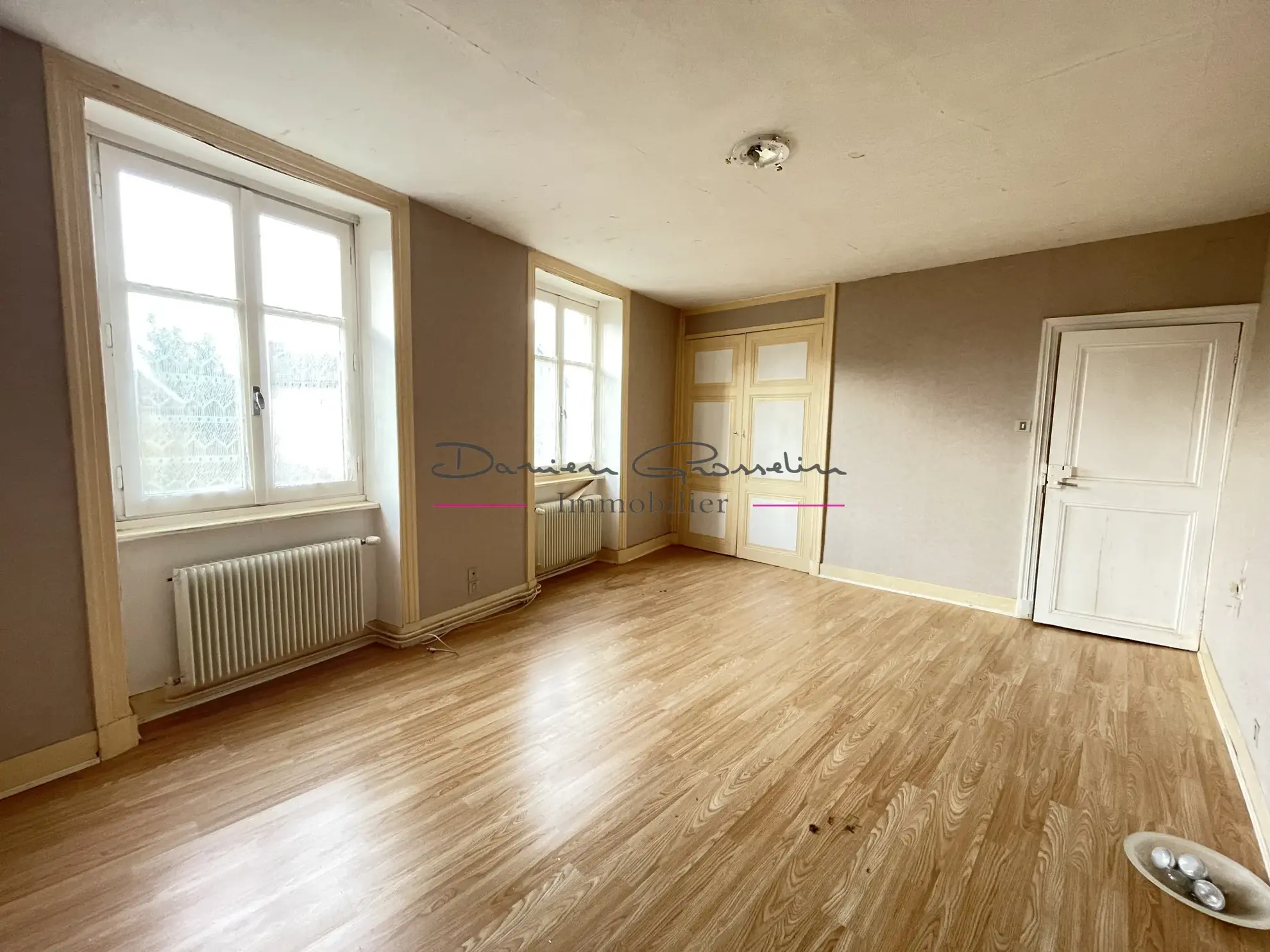 Maison à rénover à Bourg de Thizy - 88,000 EUR 