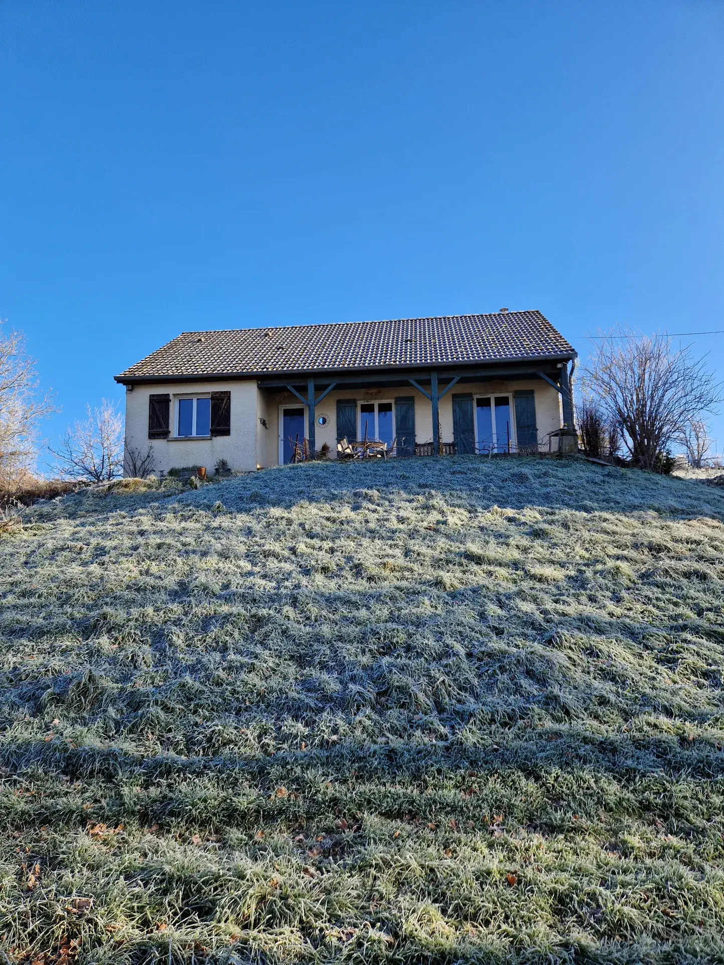 Maison à vendre à Lucenay l'Eveque avec grand terrain et sous-sol 