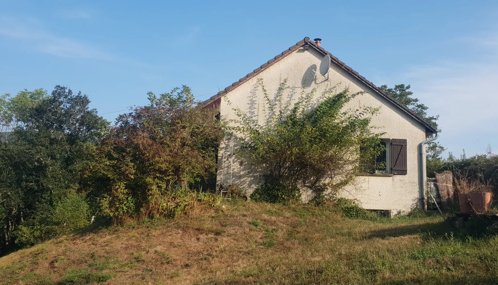 Maison à vendre à Lucenay l'Eveque avec grand terrain et sous-sol 