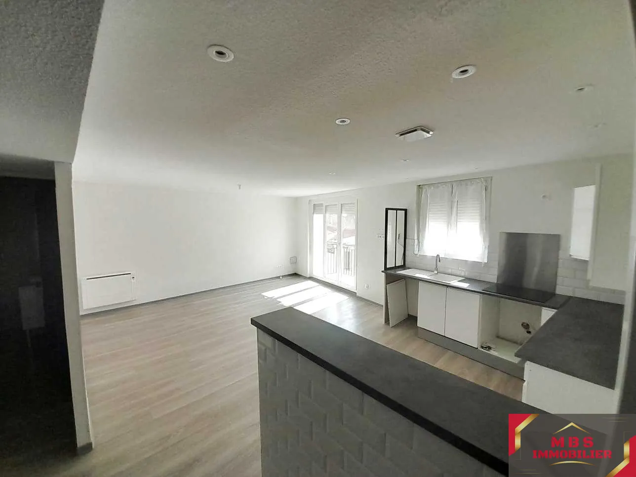 Immeuble à vendre avec 2 appartements et garage à Pia 