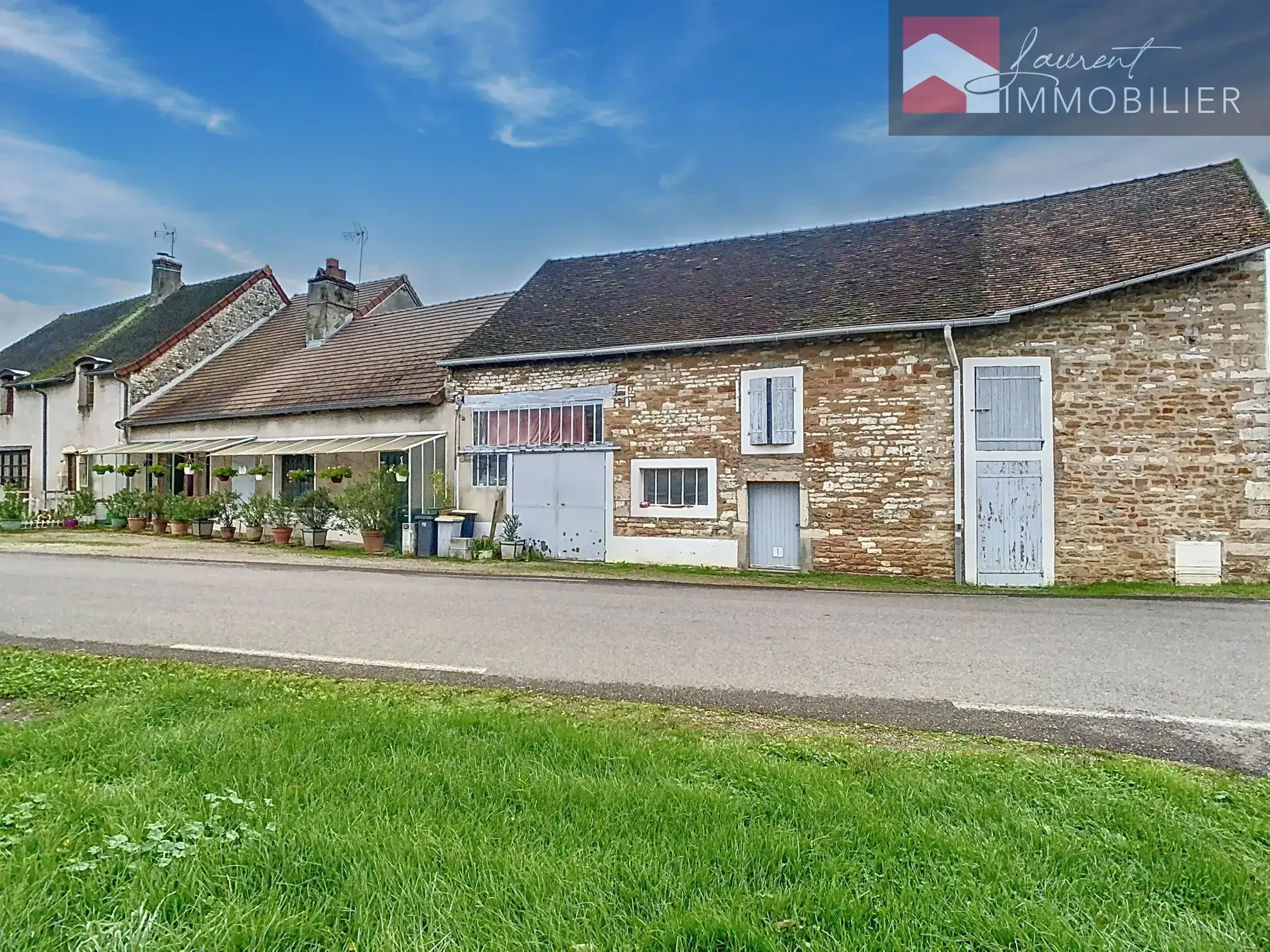 Maison spacieuse à vendre à Messey-Sur-Grosne avec terrain et terrasse 