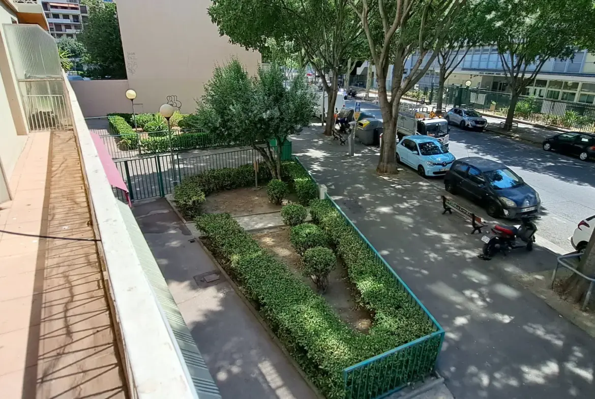 Appartement traversant à Marseille 13005, proche de la Timone et Conception 