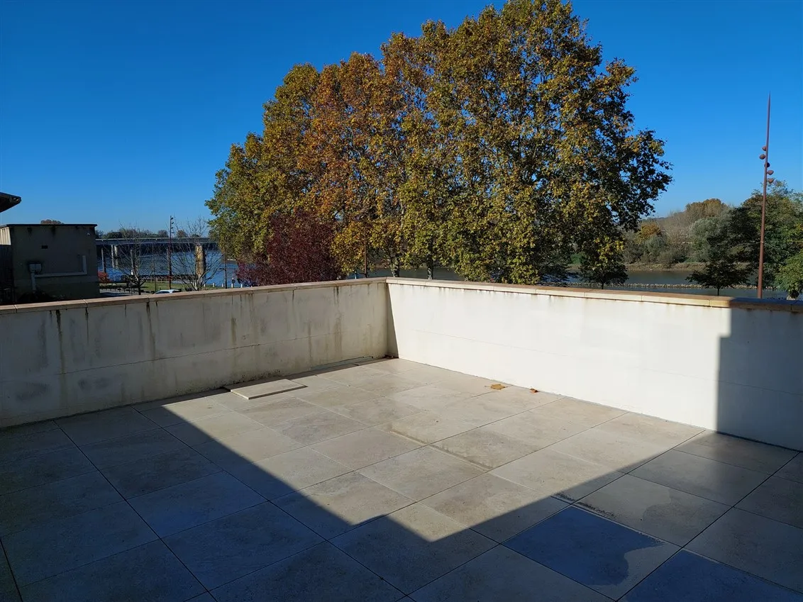 Maison rénovée au cœur de Langon avec 2 chambres et garage 