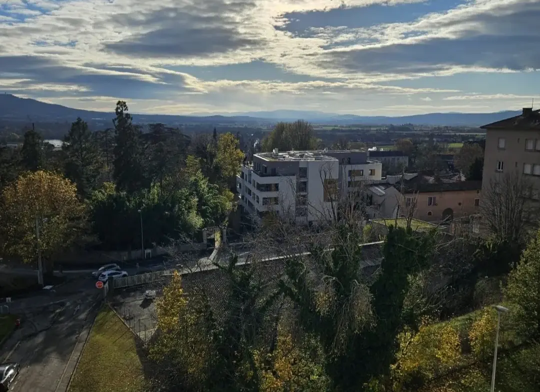 T2 dernier étage moderne à Trévoux avec balcons et vue splendide 