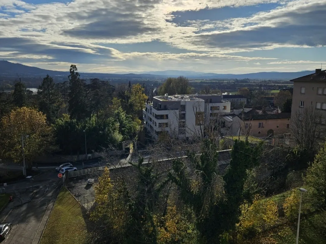 T2 dernier étage moderne à Trévoux avec balcons et vue splendide 