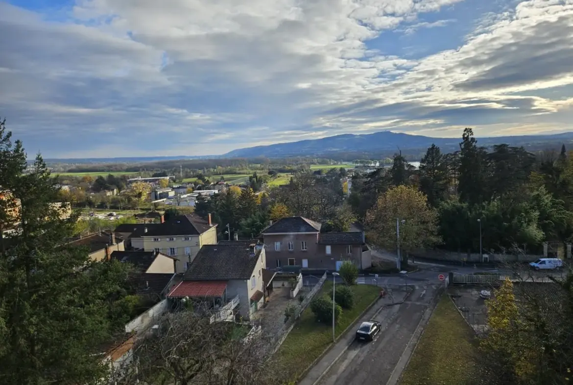 T2 dernier étage moderne à Trévoux avec balcons et vue splendide 