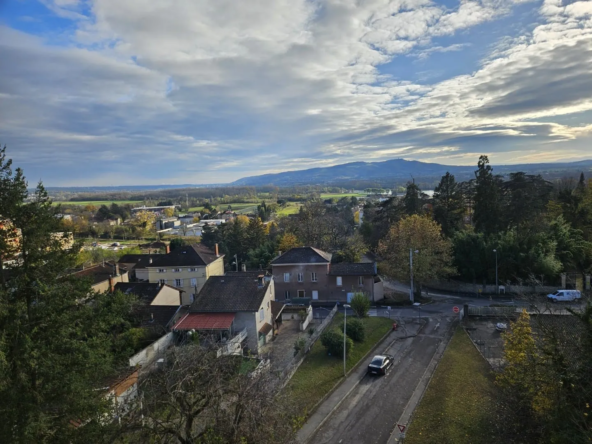 T2 dernier étage moderne à Trévoux avec balcons et vue splendide