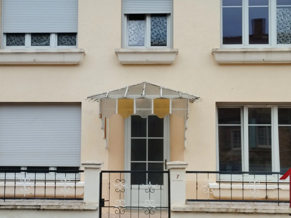 À vendre : Ensemble immobilier avec deux maisons et annexes à Neuilly l'Eveque