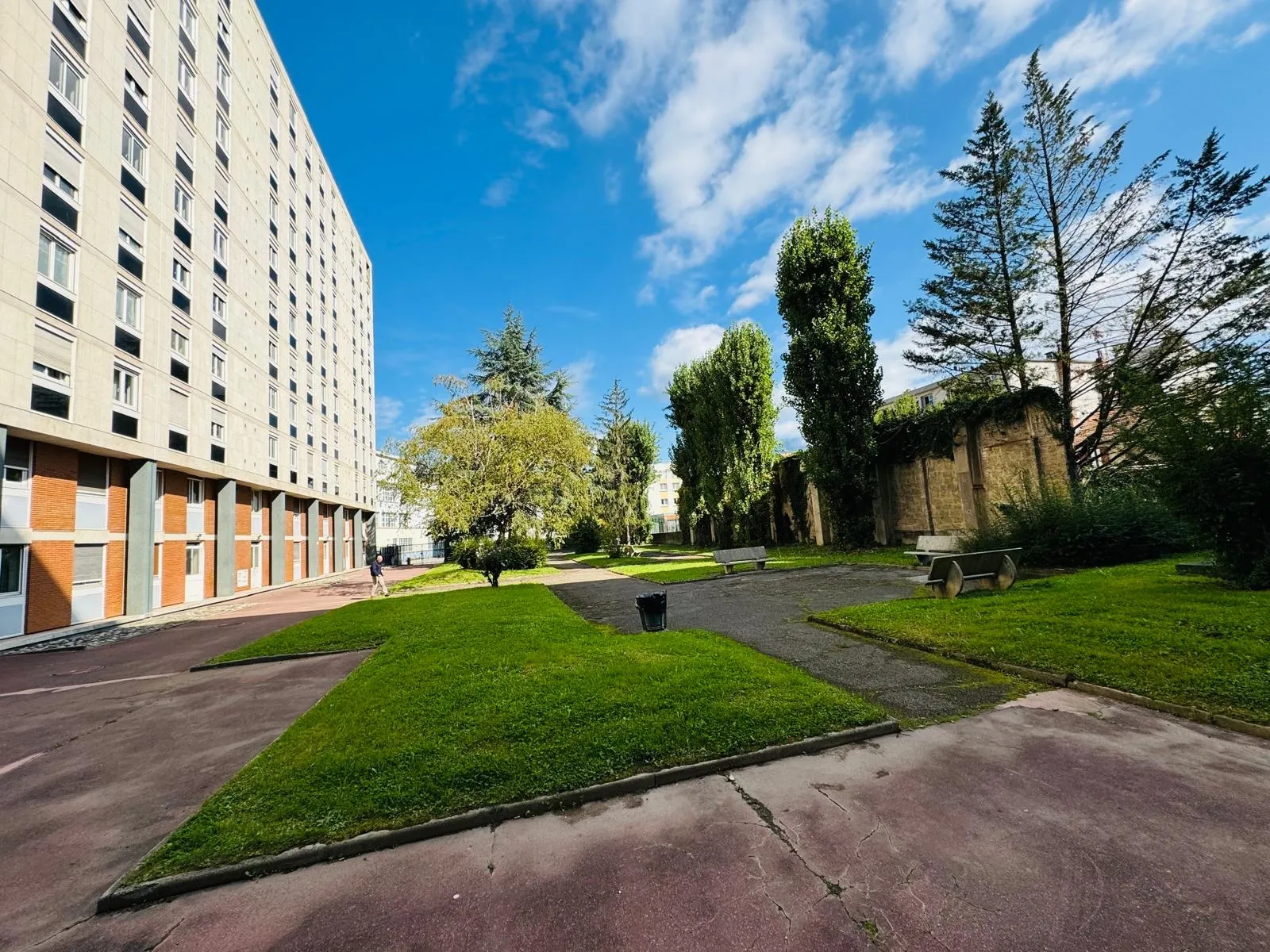 Grange à réhabiliter sur 3 hectares à Ste Bazeille 