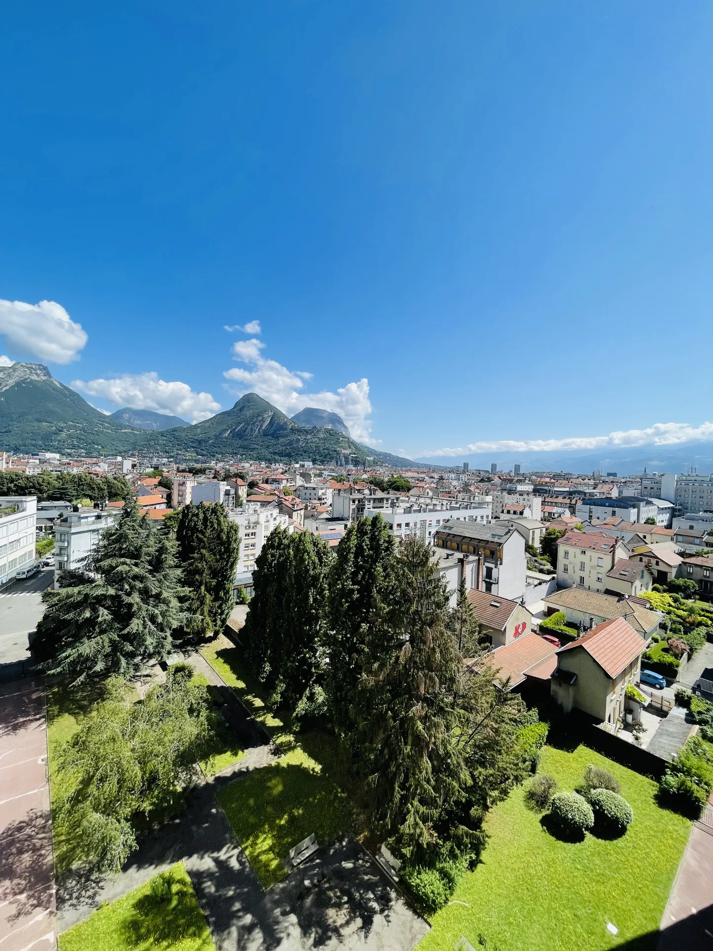 Grange à réhabiliter sur 3 hectares à Ste Bazeille 