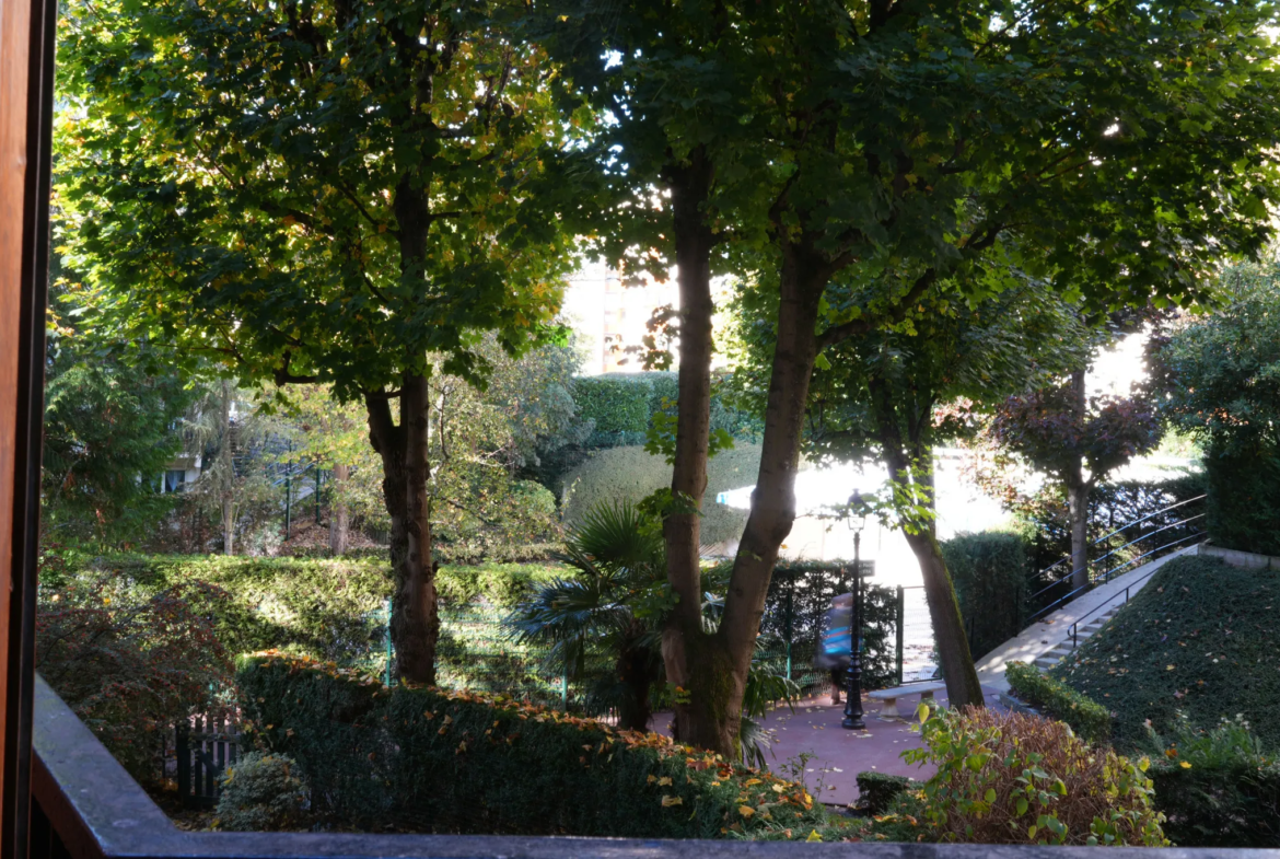 À vendre : Grand deux pièces avec vue sur square à Le Chesnay Rocquencourt 