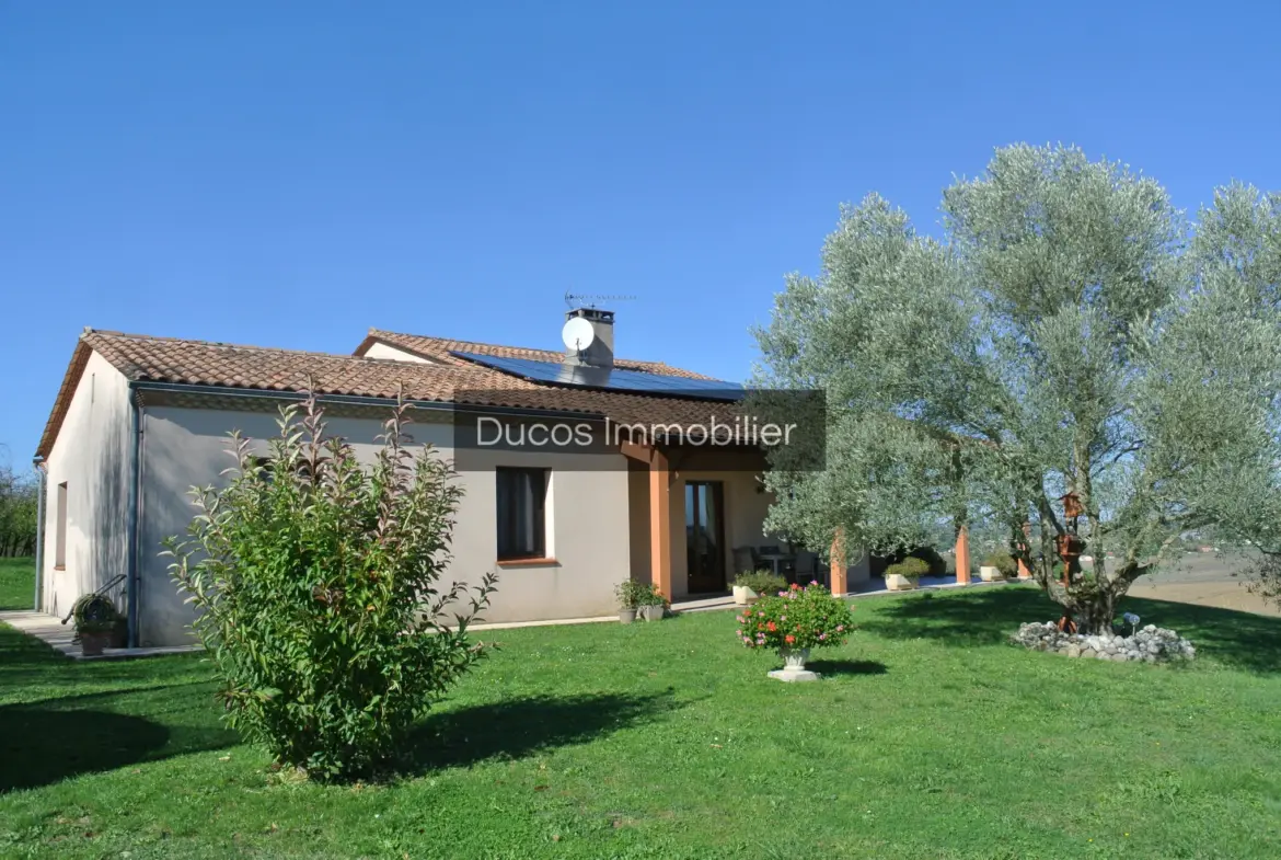 Maison traditionnelle à Seyches avec vue panoramique sur la campagne 