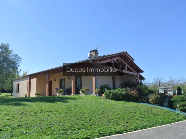 Maison traditionnelle à Seyches avec vue panoramique sur la campagne