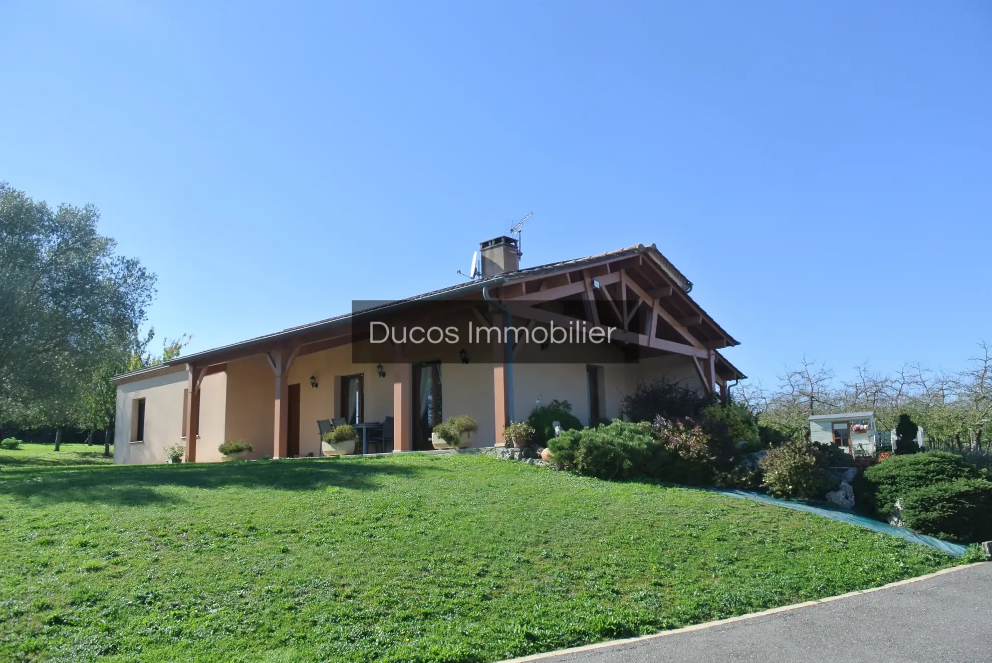 Maison traditionnelle à Seyches avec vue panoramique sur la campagne 