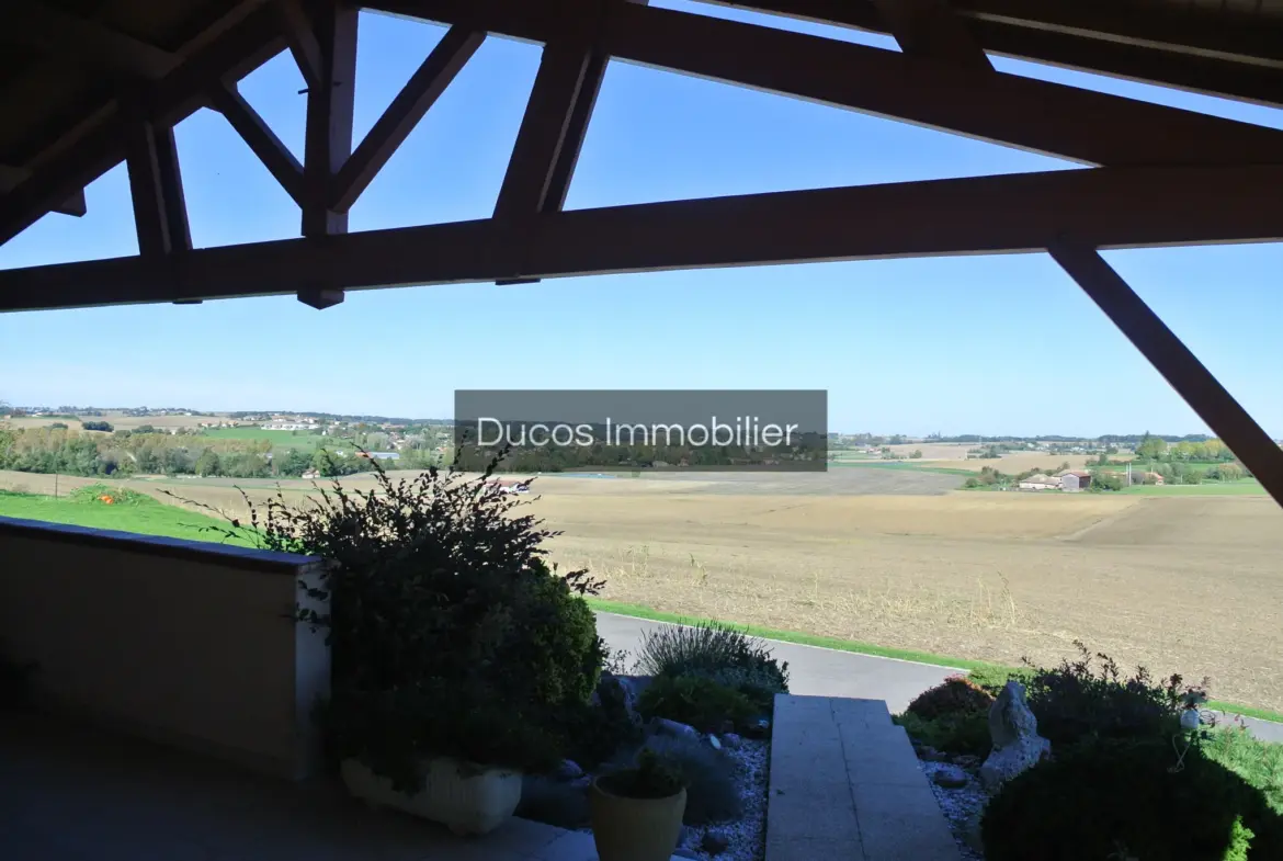 Maison traditionnelle à Seyches avec vue panoramique sur la campagne 