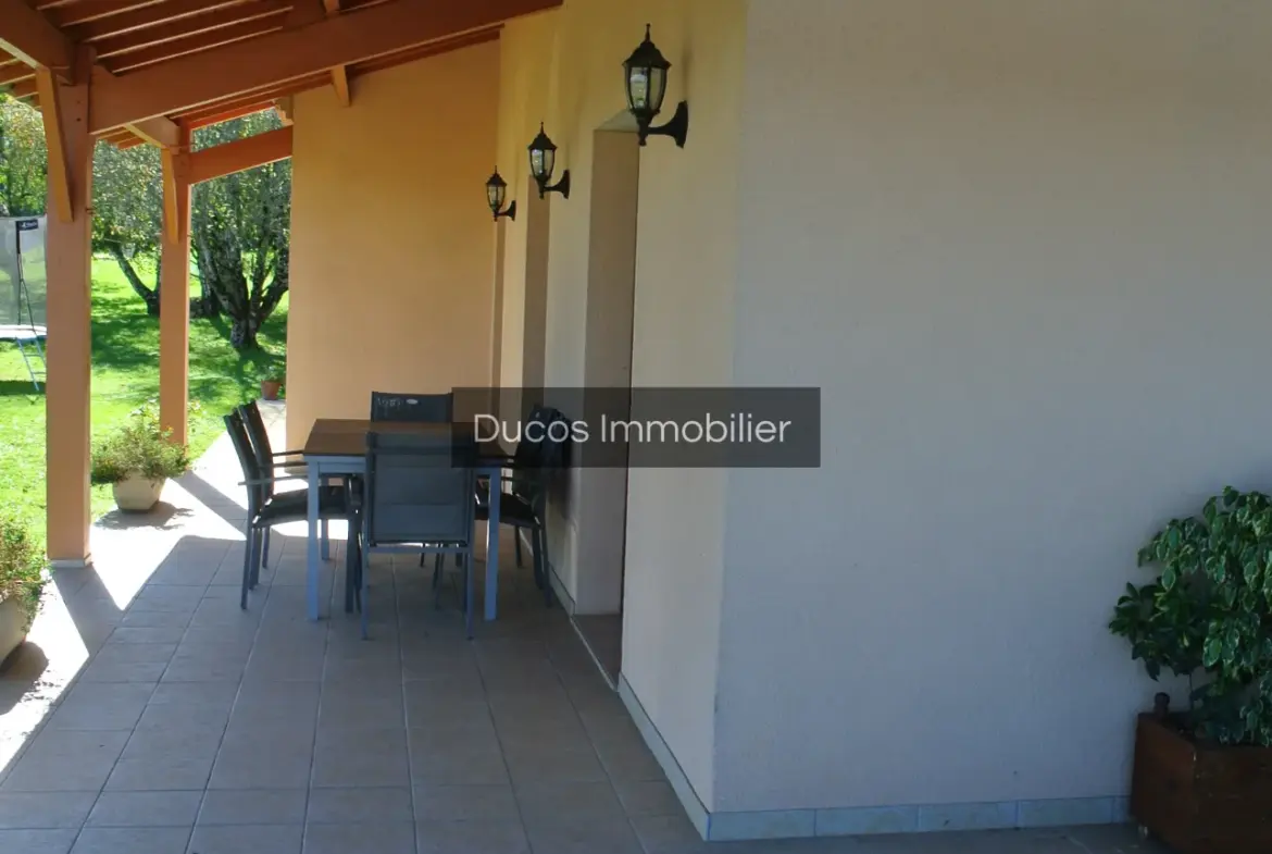 Maison traditionnelle à Seyches avec vue panoramique sur la campagne 