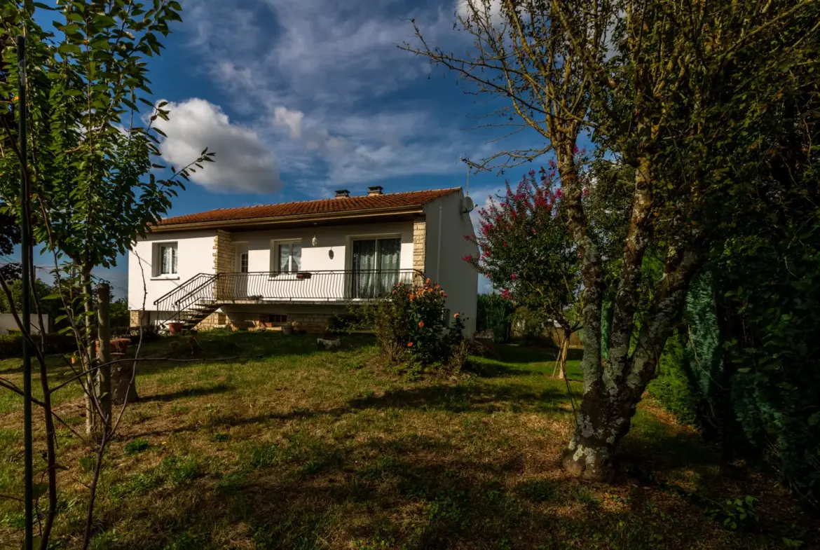 Corme-Royal : Maison 4 Chambres avec Garage et Jardin à Vendre 