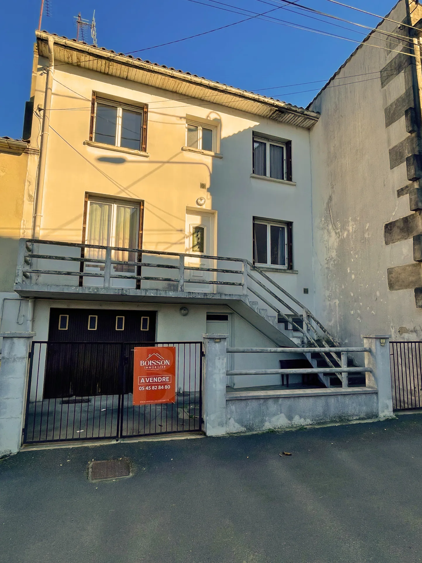 Maison rénovée à vendre à Cognac, 2 chambres, garage 