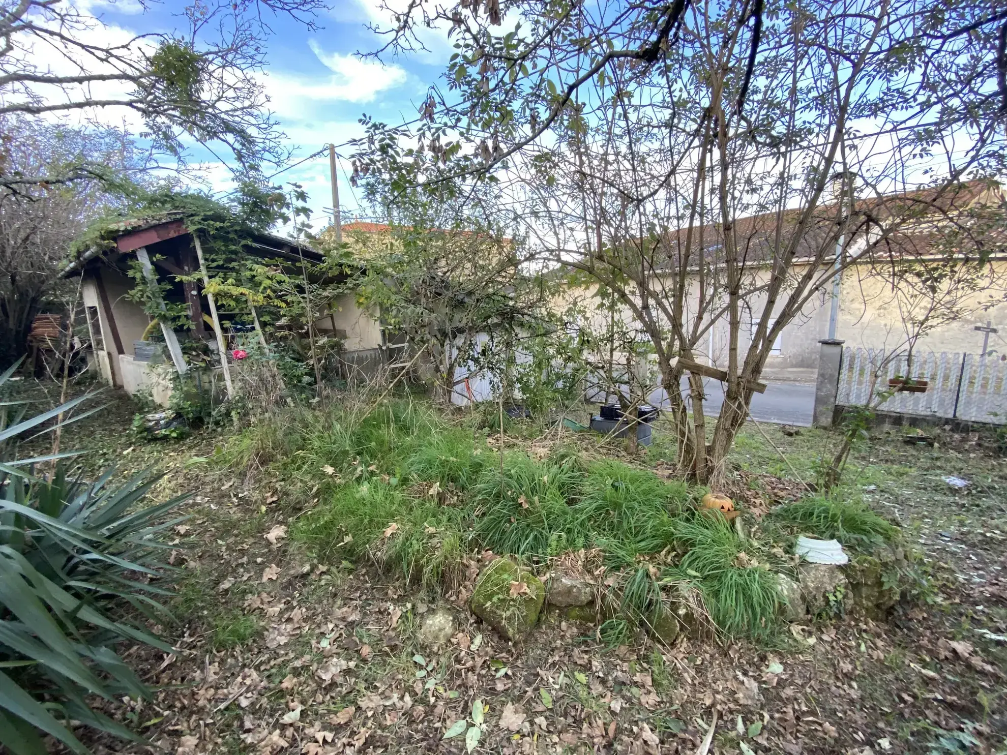 Maison à rénover avec terrain à Rions 