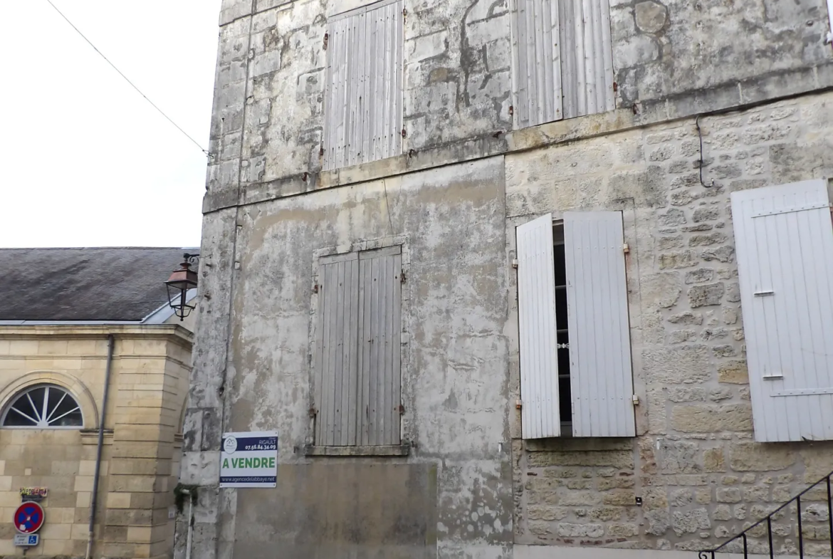 Bâtiment de 3 niveaux à rénover à Saint-Savinien 