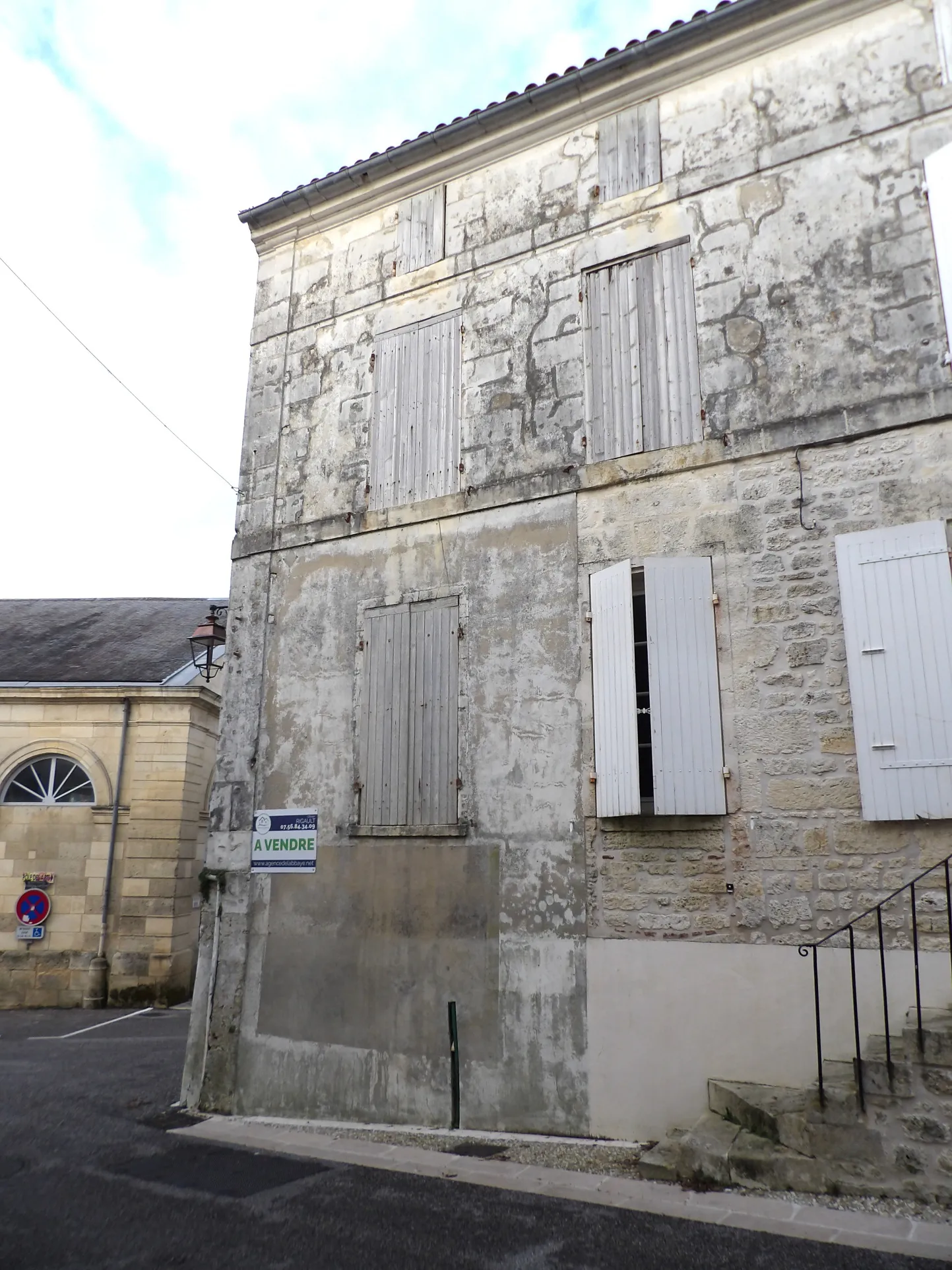 Bâtiment de 3 niveaux à rénover à Saint-Savinien 