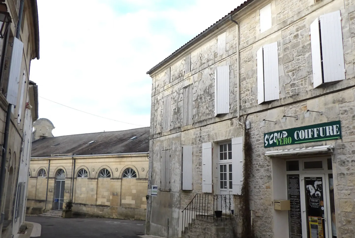 Bâtiment de 3 niveaux à rénover à Saint-Savinien 