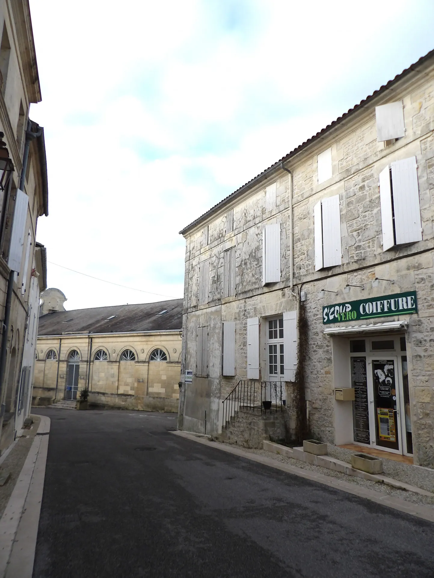 Bâtiment de 3 niveaux à rénover à Saint-Savinien 