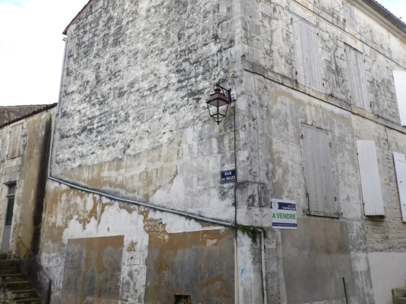 Bâtiment de 3 niveaux à rénover à Saint-Savinien