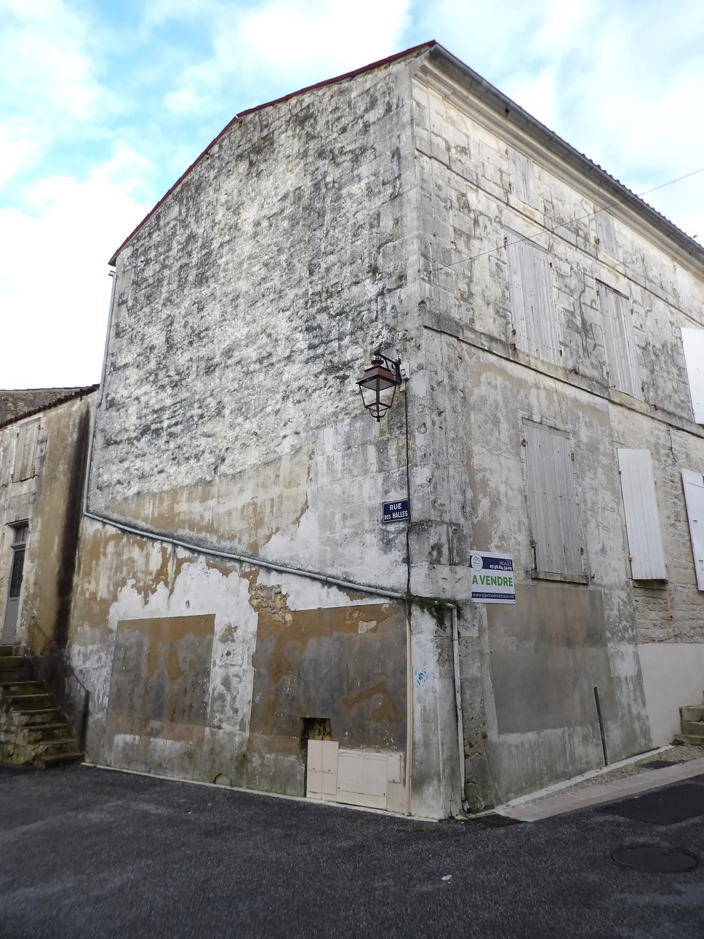 Bâtiment de 3 niveaux à rénover à Saint-Savinien 