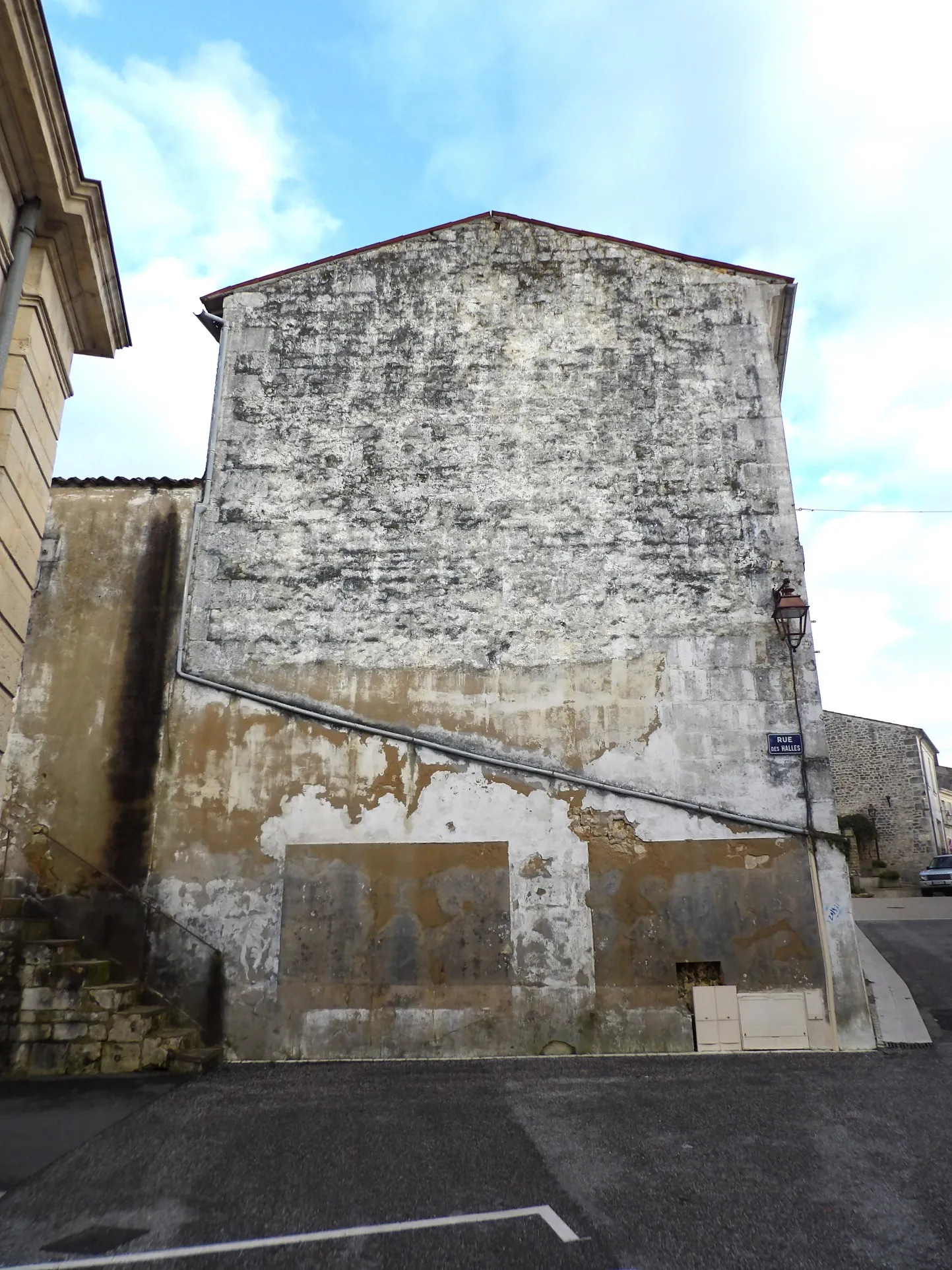 Bâtiment de 3 niveaux à rénover à Saint-Savinien 