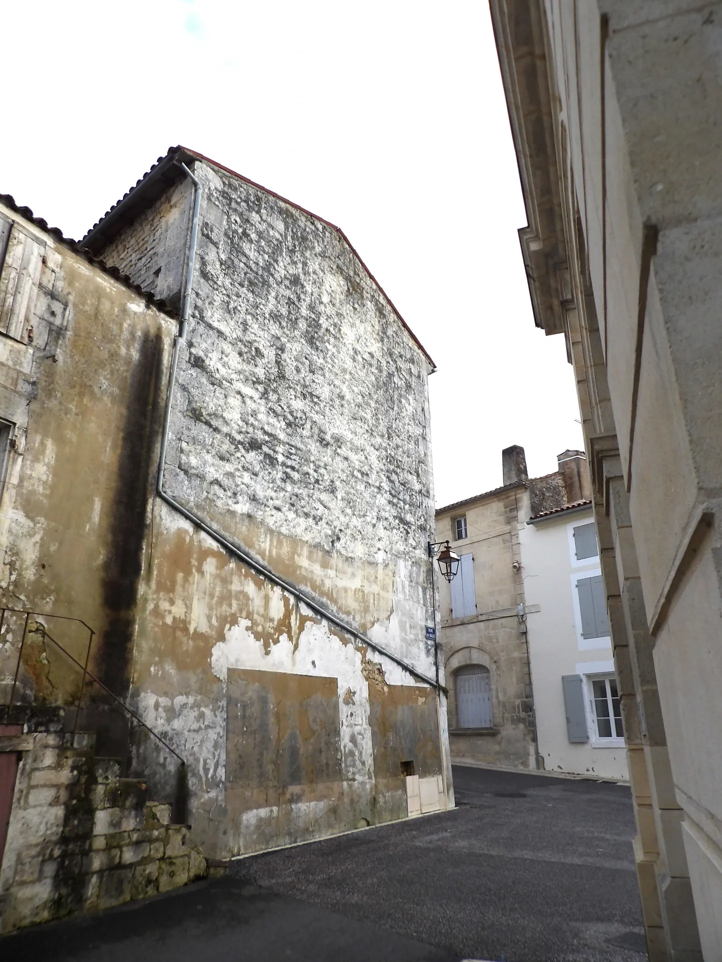 Bâtiment de 3 niveaux à rénover à Saint-Savinien 