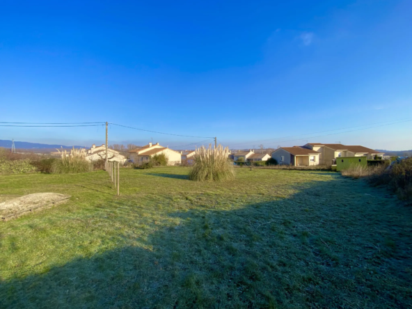 Terrain plat de 700 m2 à vendre à Saint-Cyr pour 85 000 €