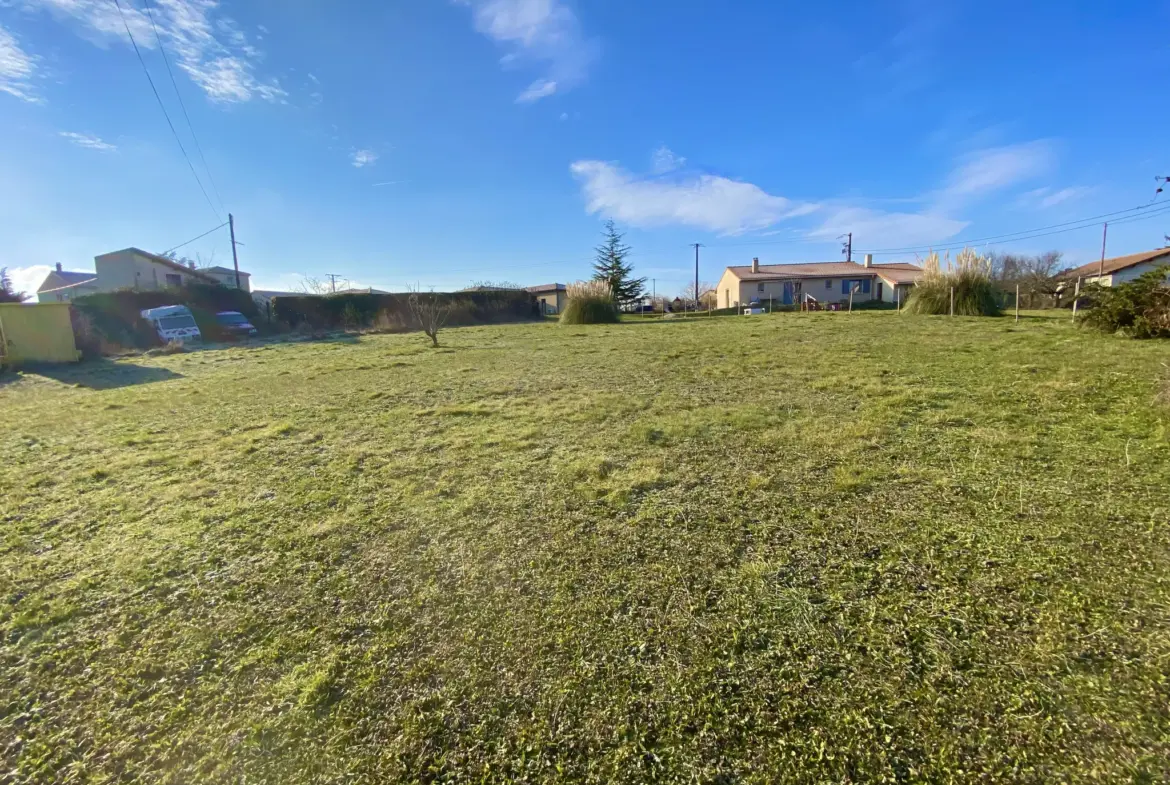 Terrain plat de 700 m2 à vendre à Saint-Cyr pour 85 000 € 