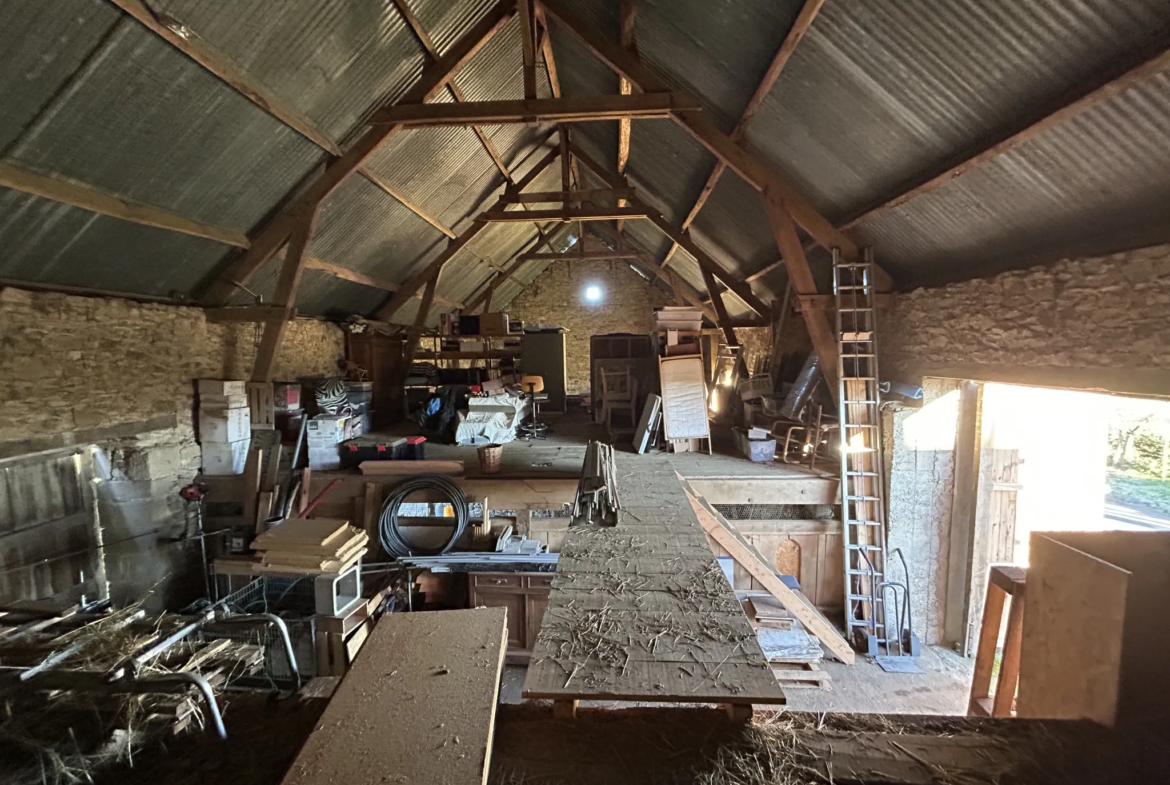 Grange à Réhabiliter à Saint Salvadour en Corrèze avec Vue Dégagée 