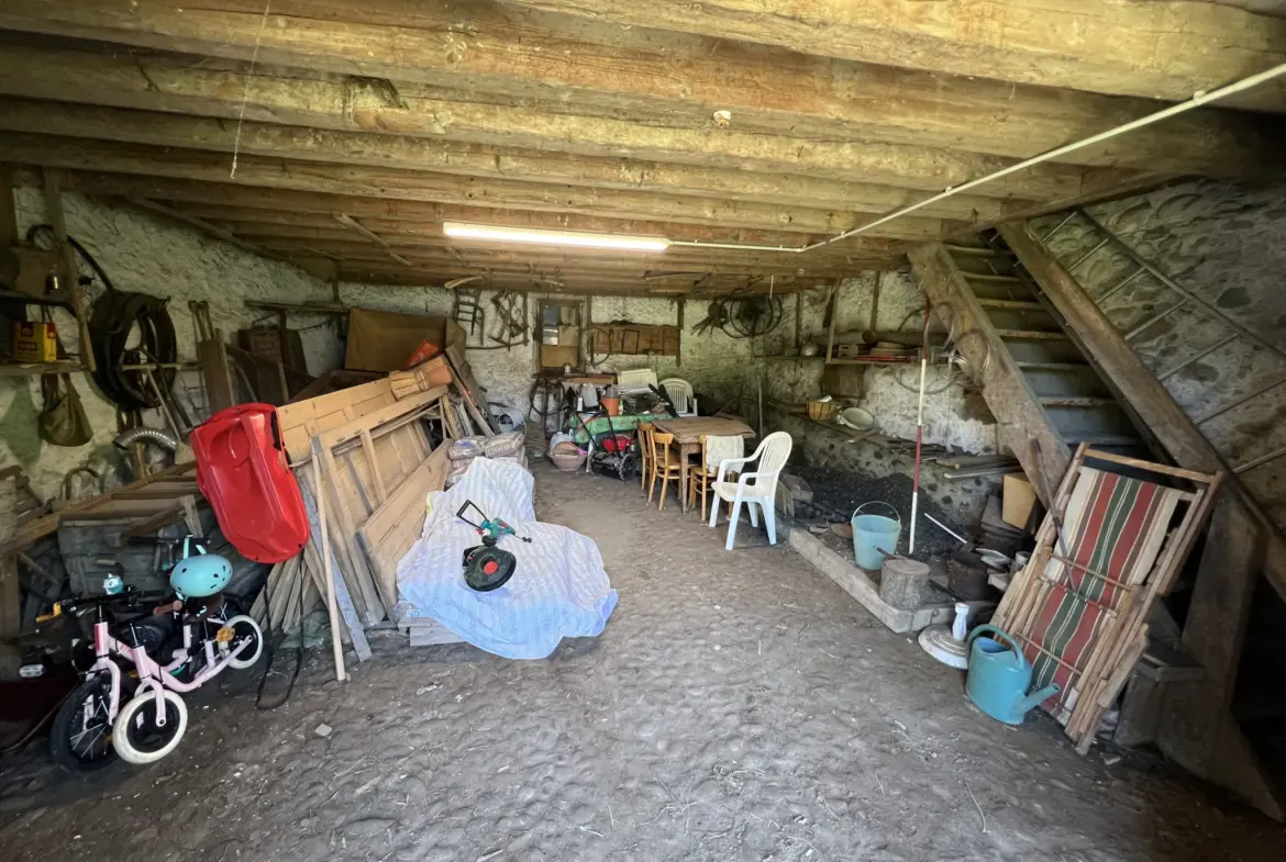 Ferme à rénover de 200 m² à vendre à VETRAZ-MONTHOUX pour 299 000 € 