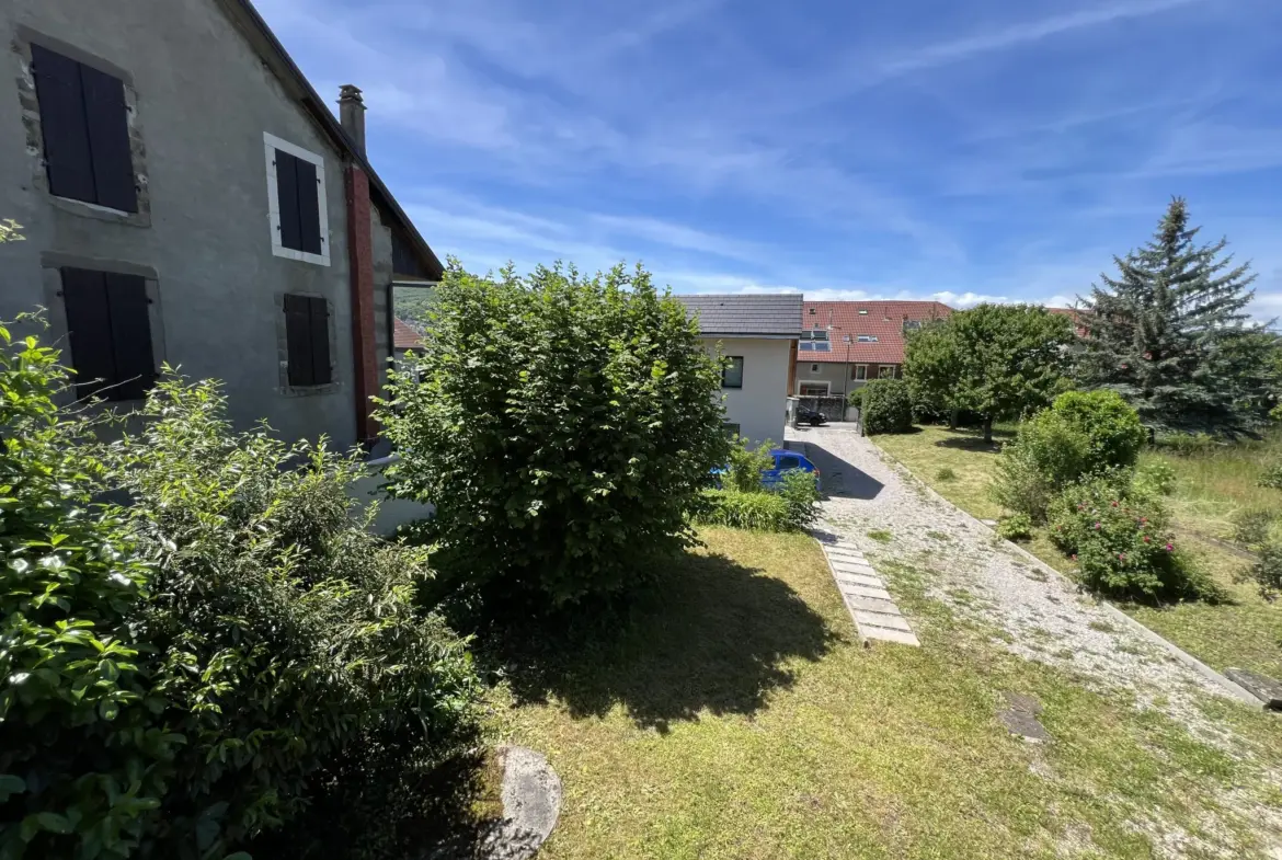 Ferme à rénover de 200 m² à vendre à VETRAZ-MONTHOUX pour 299 000 € 