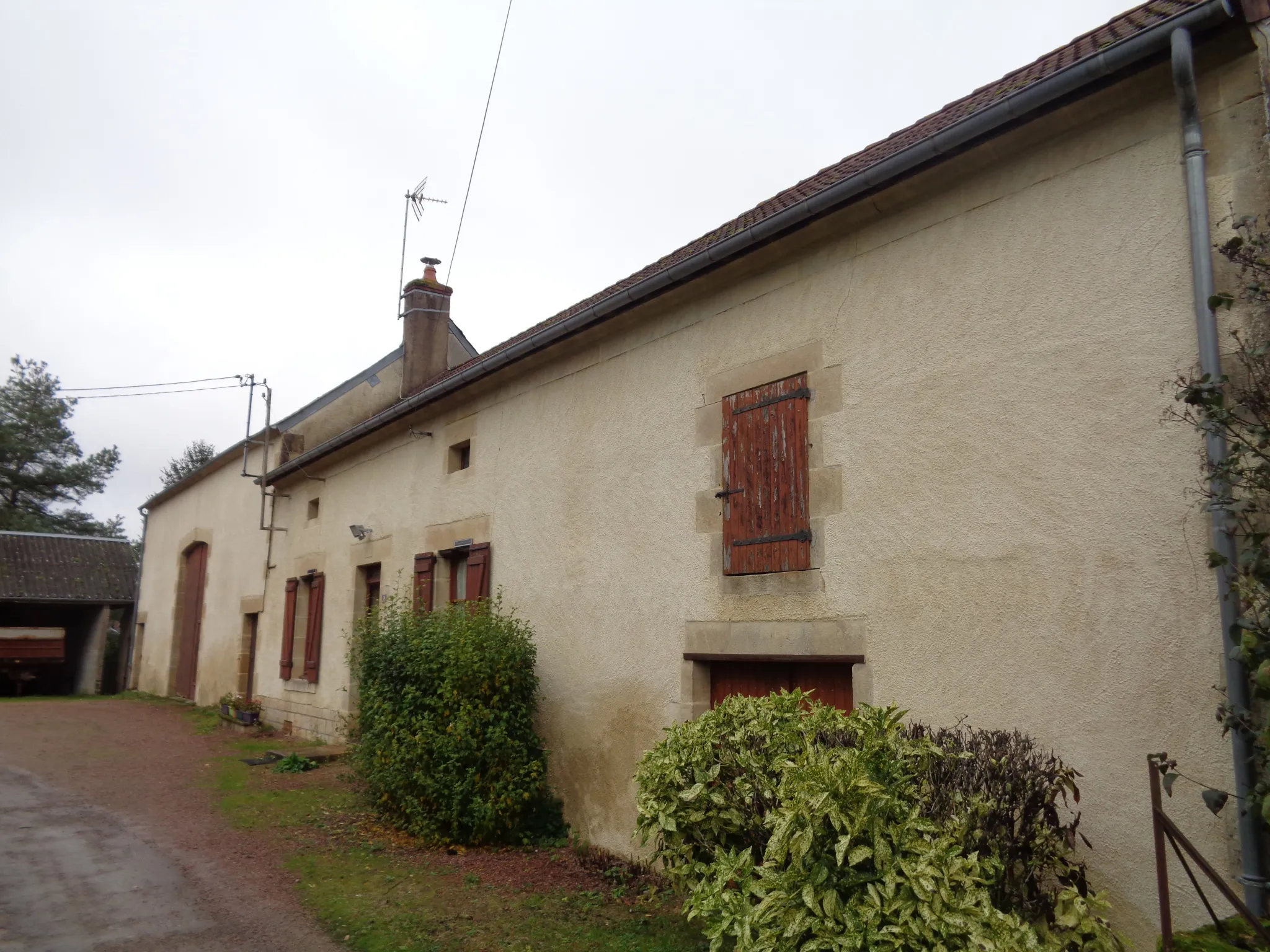 Longère de campagne avec dépendances à Saint Benin d'Azy 