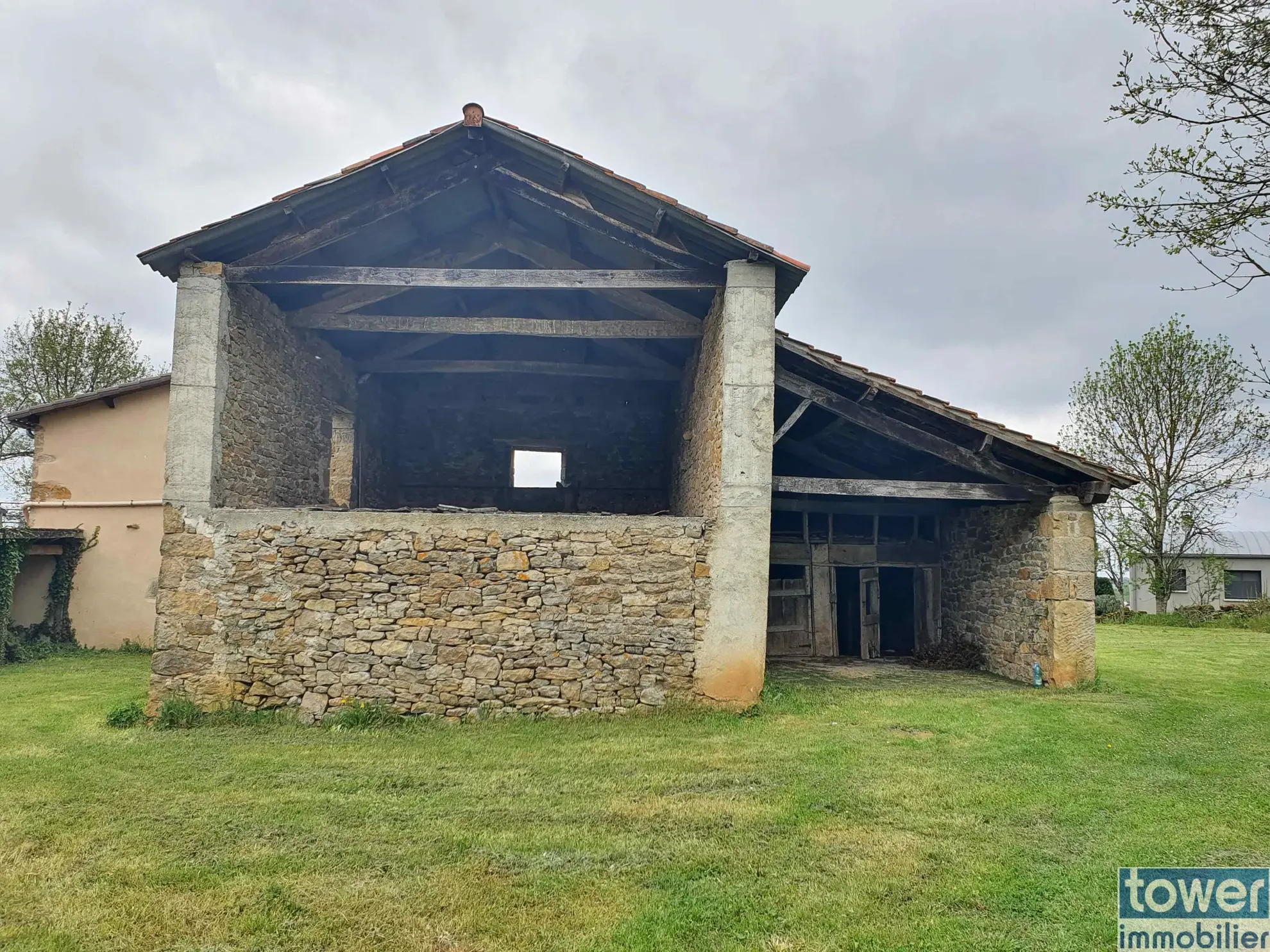 Vente de 2 Charmantes Granges à Savignac 