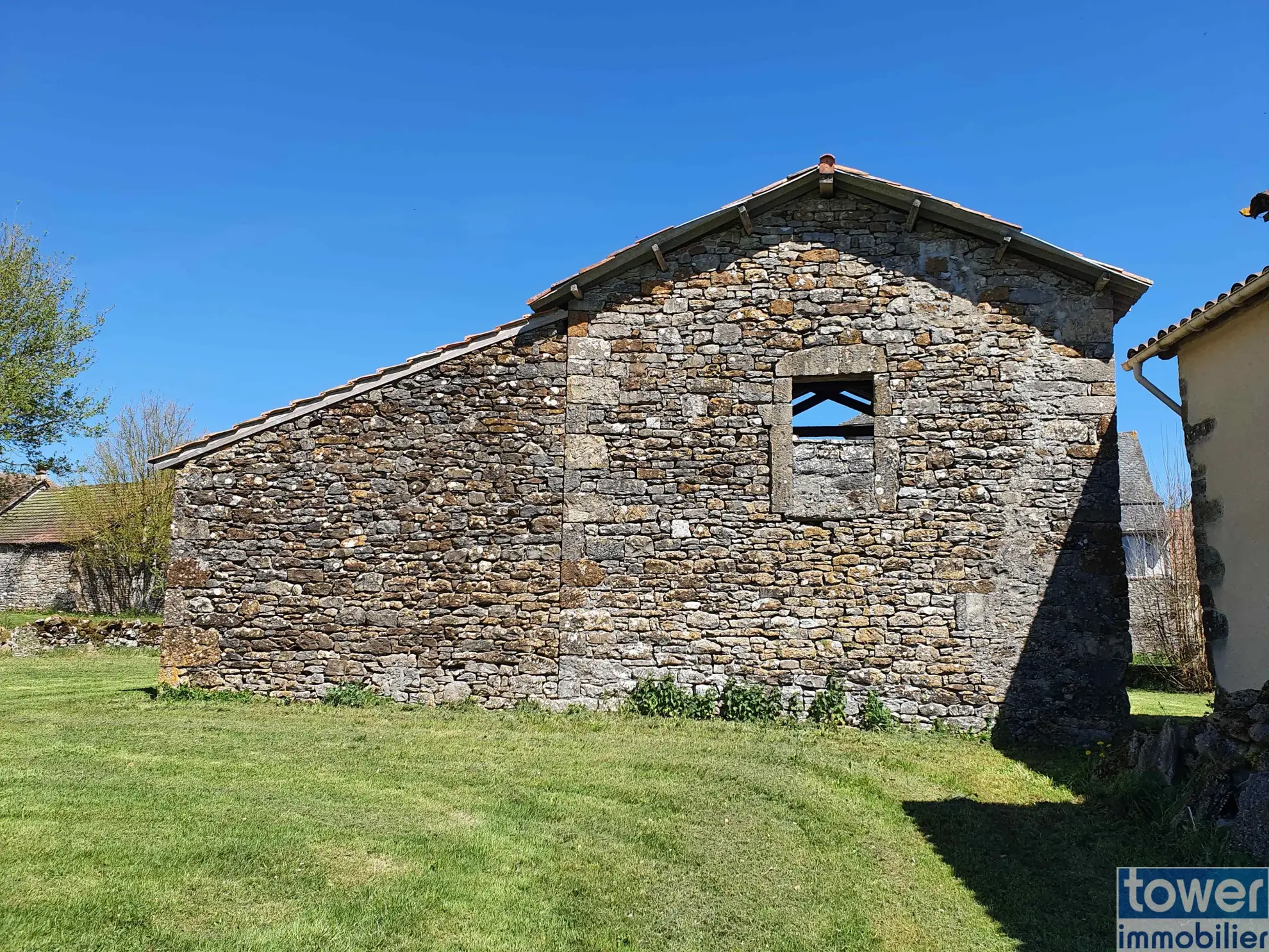 Vente de 2 Charmantes Granges à Savignac 