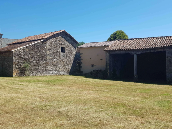 Vente de 2 Charmantes Granges à Savignac