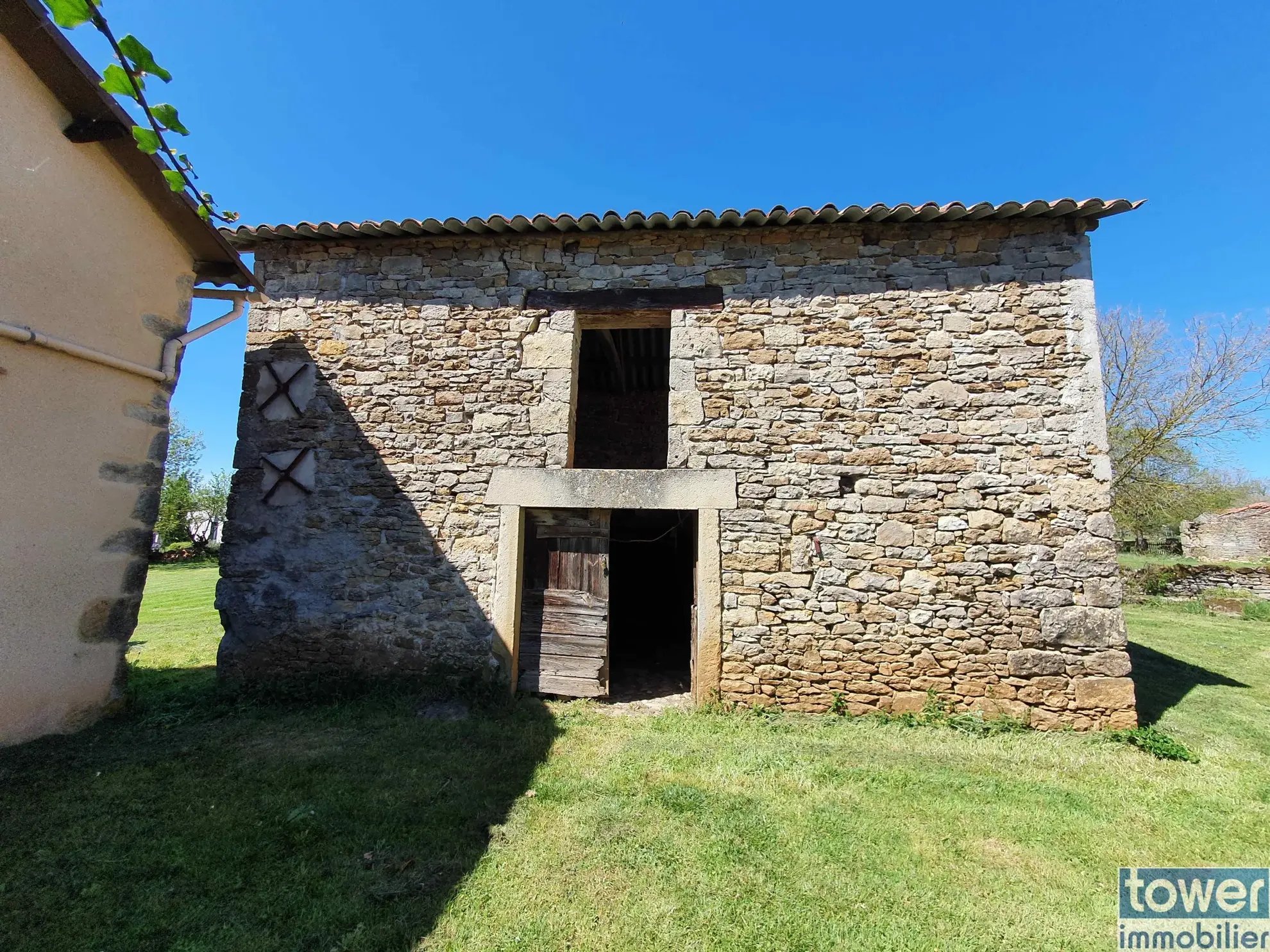 Vente de 2 Charmantes Granges à Savignac 