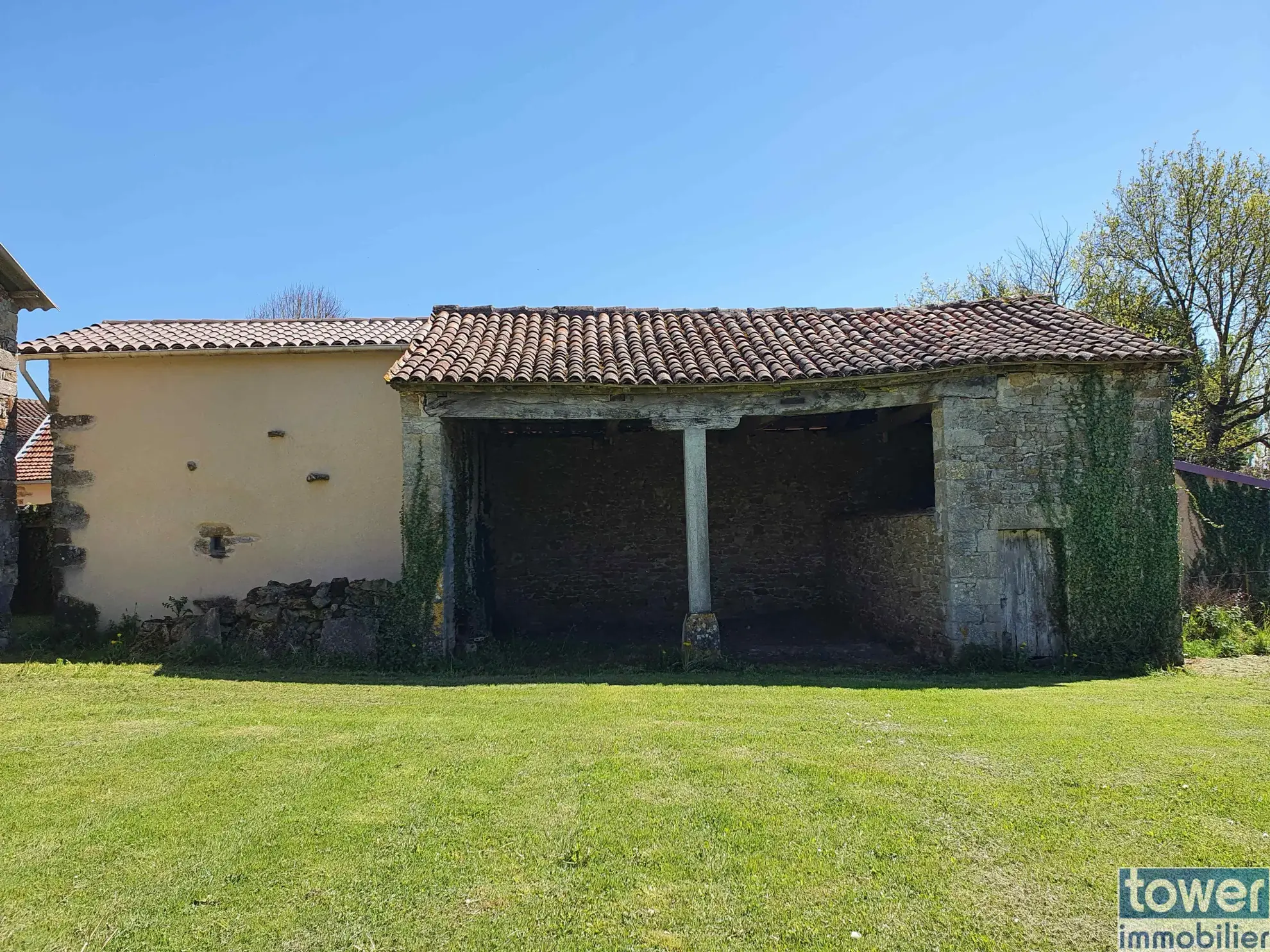 Vente de 2 Charmantes Granges à Savignac 