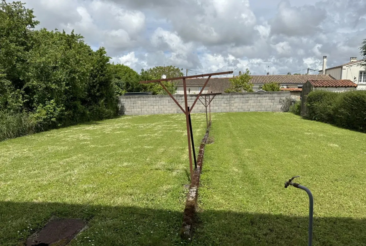 Maison traditionnelle à rénover à Semussac avec jardin constructible 