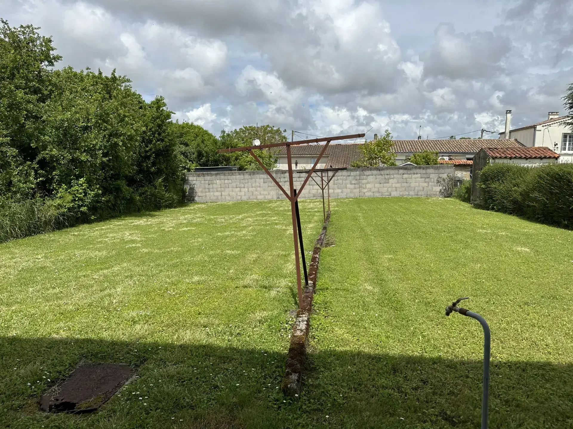 Maison traditionnelle à rénover à Semussac avec jardin constructible 