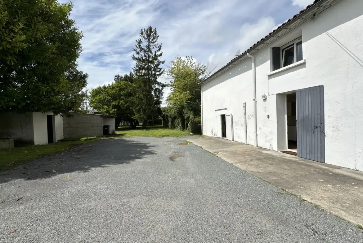 Maison traditionnelle à rénover à Semussac avec jardin constructible 