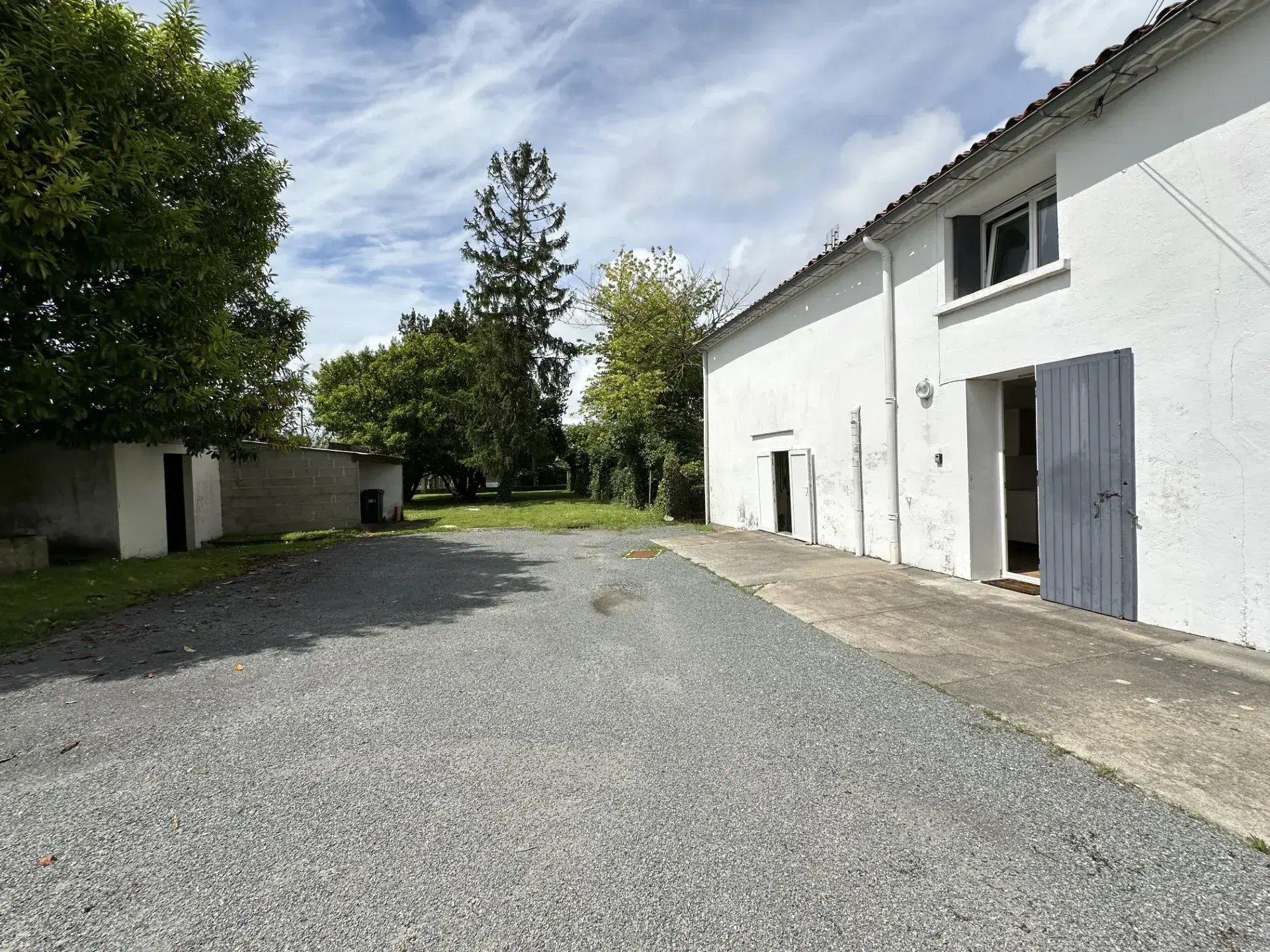 Maison traditionnelle à rénover à Semussac avec jardin constructible 