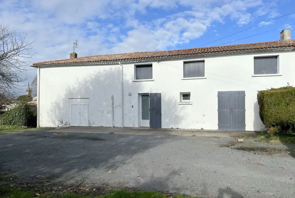 Maison traditionnelle à rénover à Semussac avec jardin constructible 