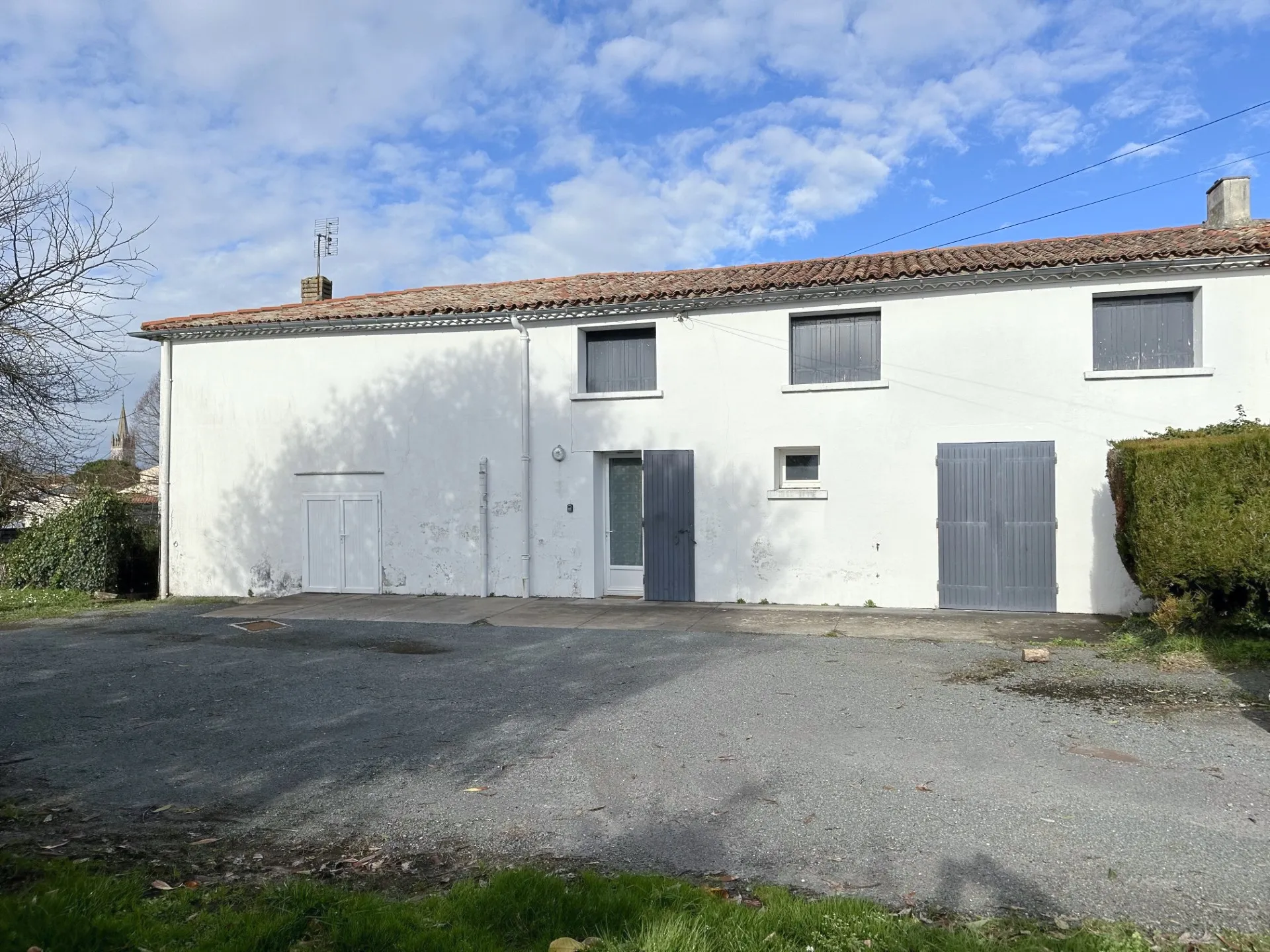 Maison traditionnelle à rénover à Semussac avec jardin constructible 